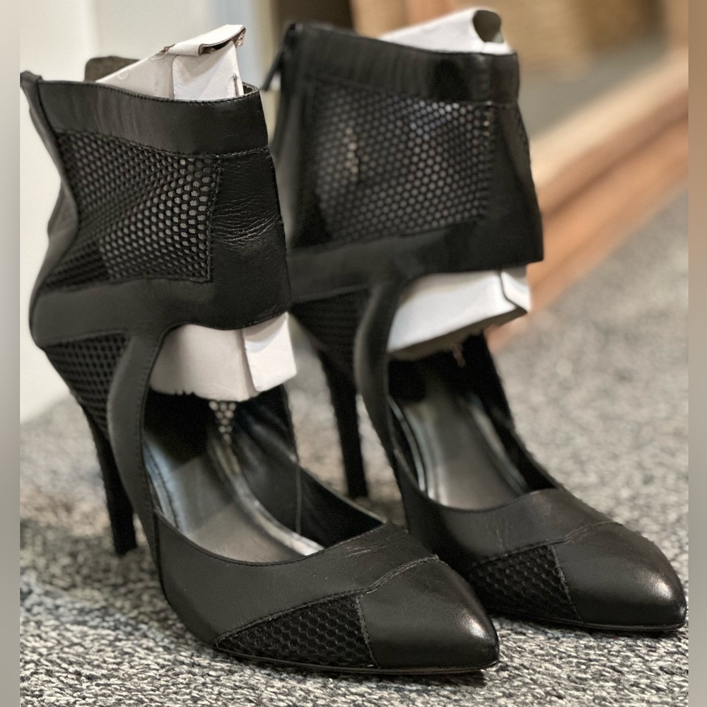 WOMEN’S POUR LA VICTOIRE BLACK PUMPS (ZIPPER NEEDS REPAIR) size 10